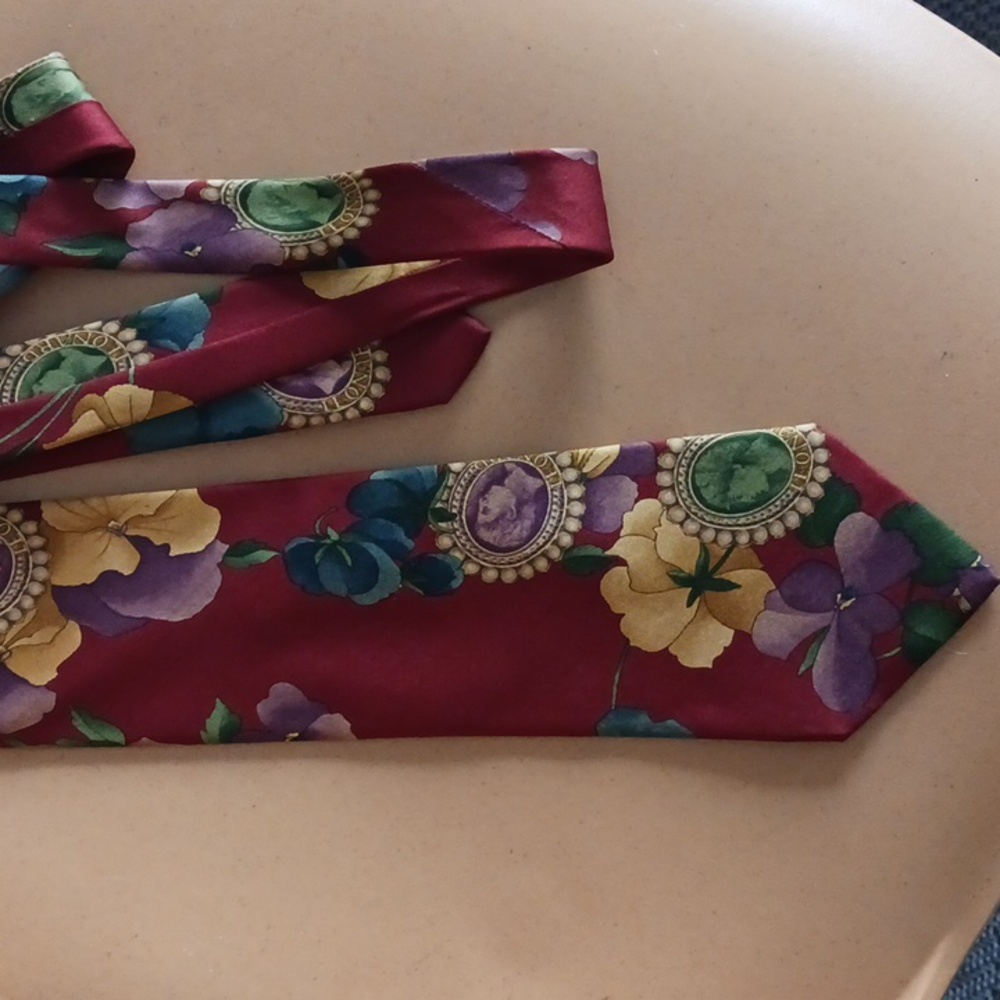 Leonard Paris Silk Tie , Vintage 3.5" x 56"